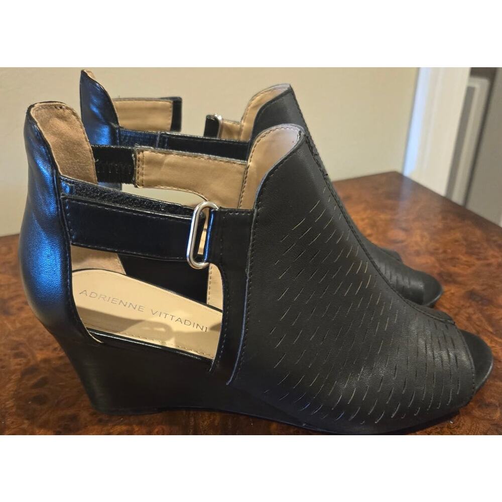 Adrienne Vittadini Black Leather Wedge Sandals Size 8 - Gently Used - Picture 3 of 7